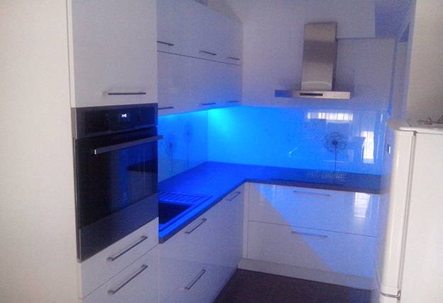 kuhinja moderna bijela s plavim led svijetlom